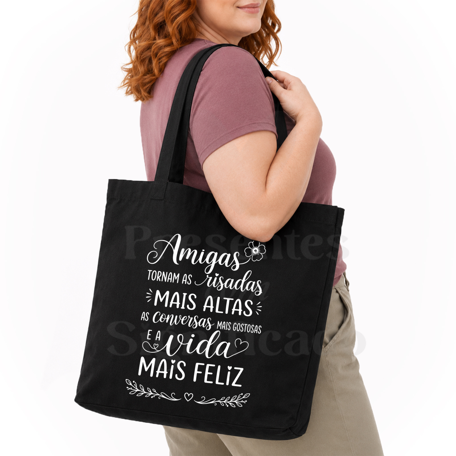 Saco/tote bag - Amigas tornam as risadas... Mala tote preta com texto branco e mulher com camiseta rosa e cabelo ruivo