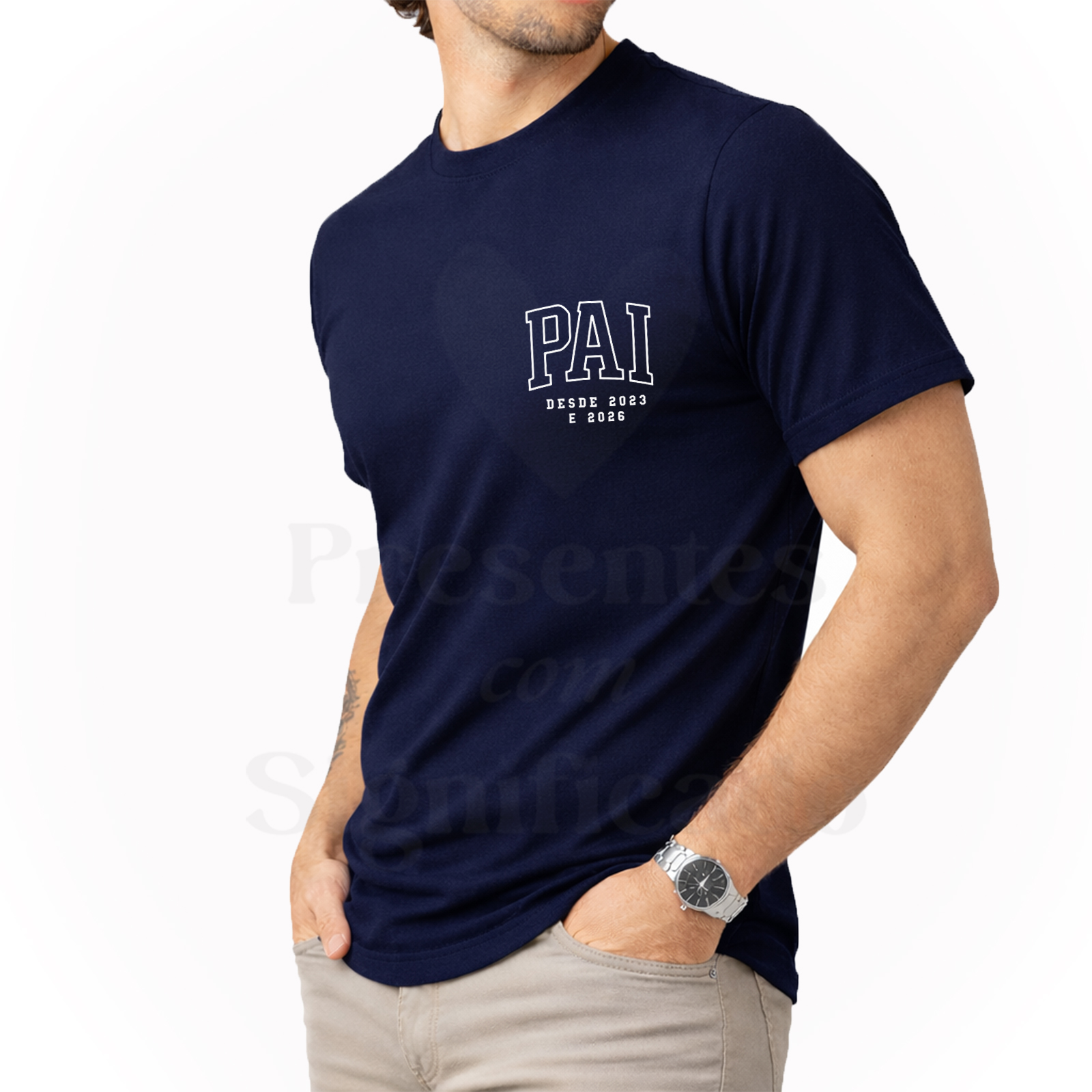 T-shirt - Pai desde... T-shirt masculina azul escuro com texto branco e calças bege.