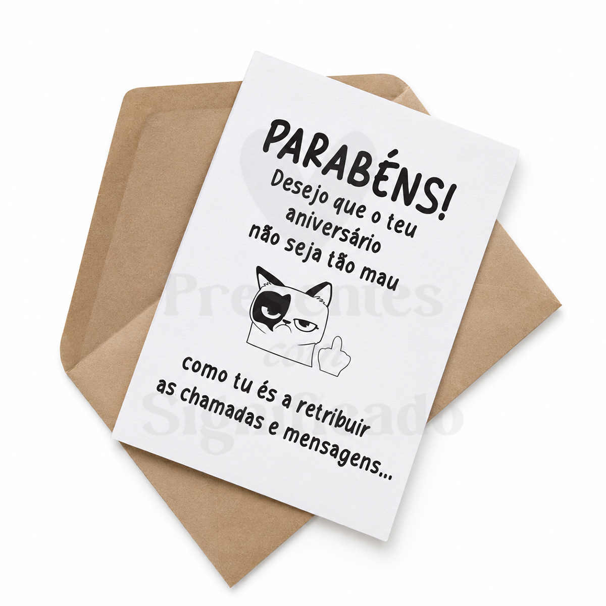 Postal de aniversário - Gato Cartão de aniversário branco com mensagem humorística e ilustração de gato, sobre envelope castanho