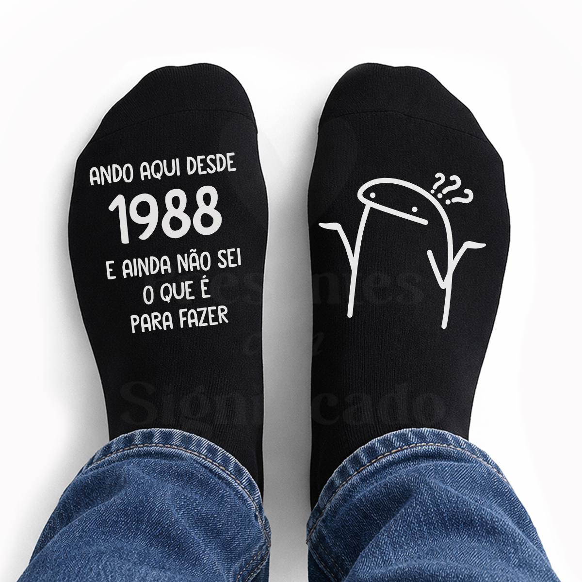 Meias Flork - Ando aqui desde xxxx e ainda não sei o que é para fazer! Meias pretas com texto e desenho branco usadas com jeans.