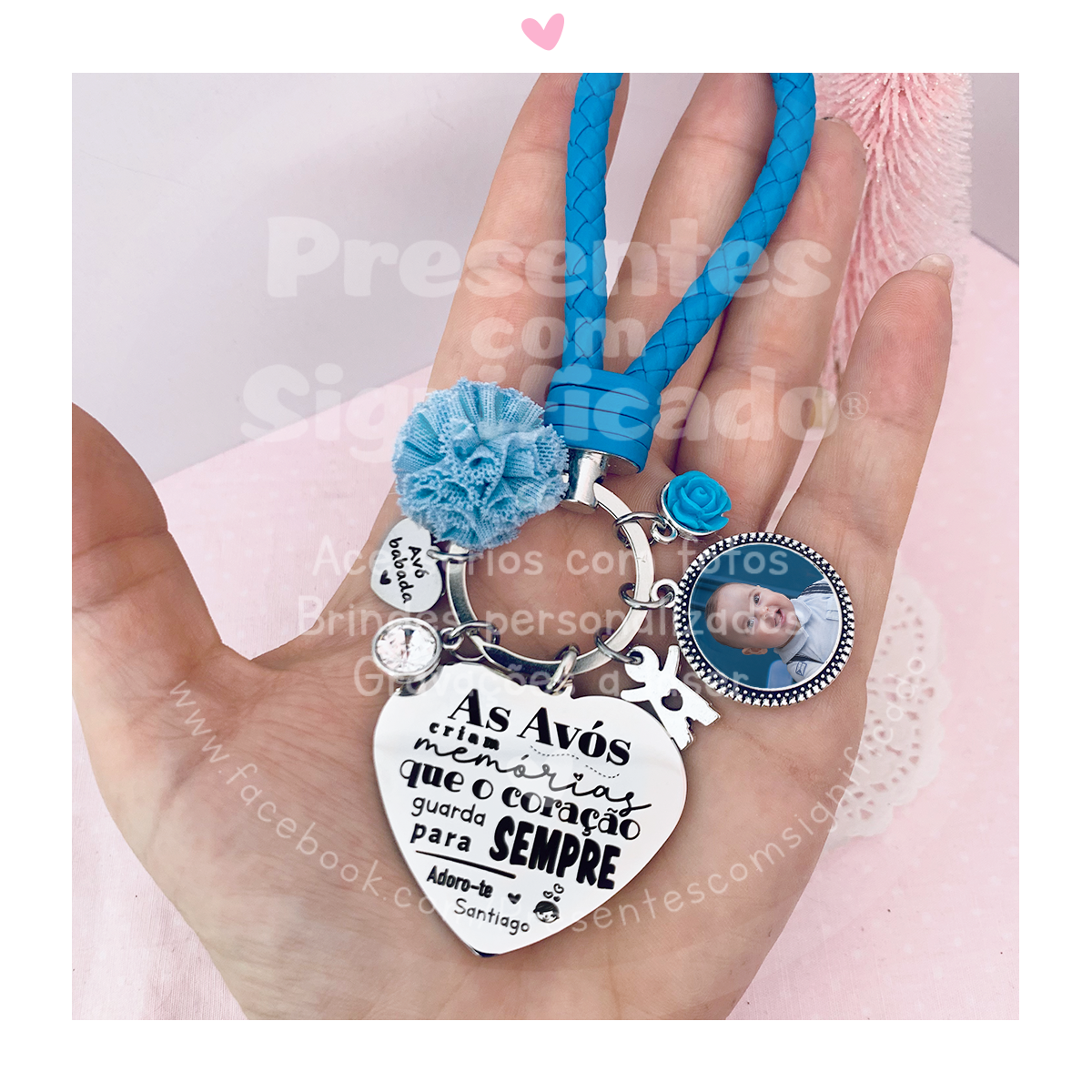 Porta-chaves fita tipo couro c/ foto e texto Chaveiro com pendentes metálicos e cordão azul trançado com frase em português e foto de bebé