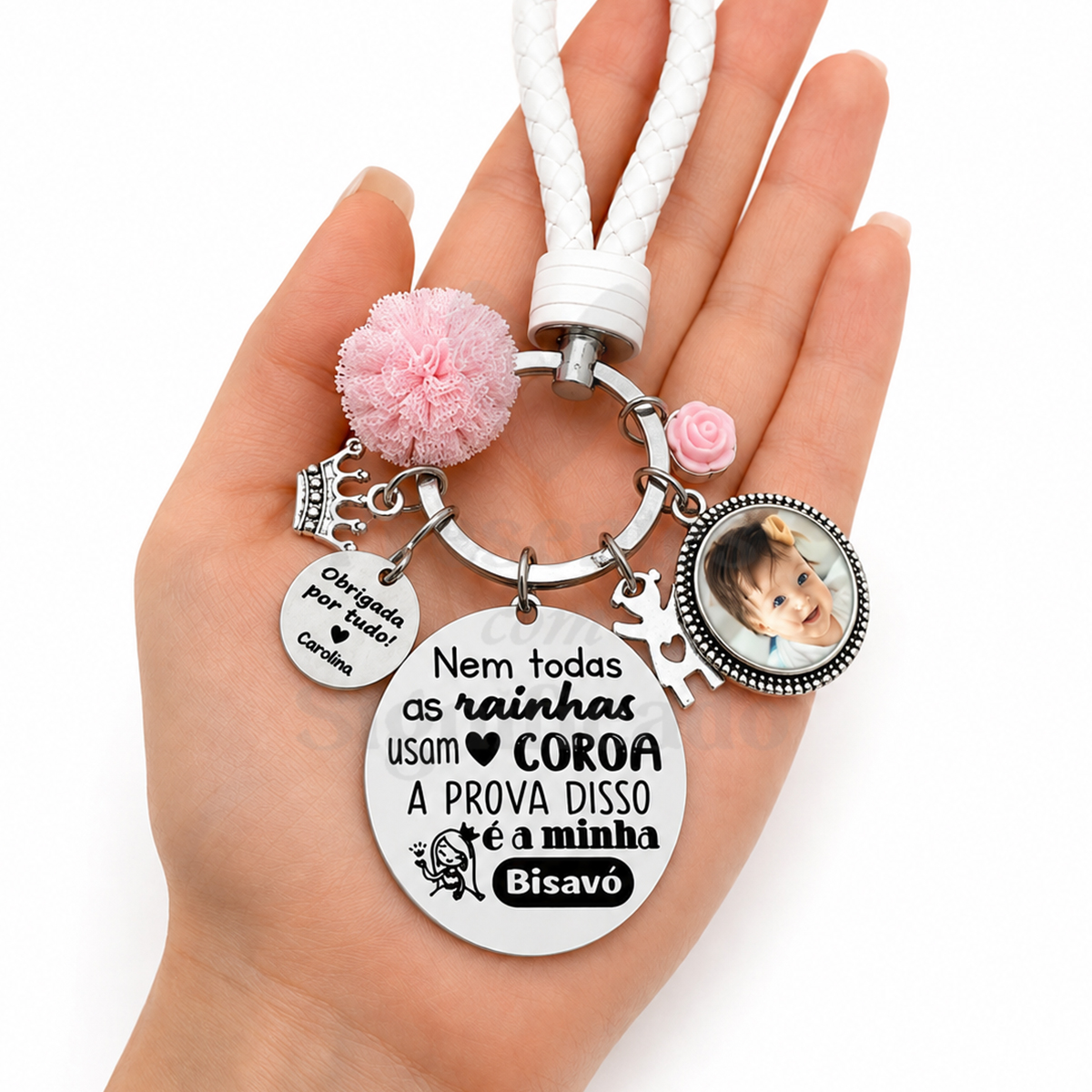 Porta-chaves fita tipo couro c/ foto e texto Chaveiro com pendentes metálicos e foto de criança, texto em português, cordão branco trançado.