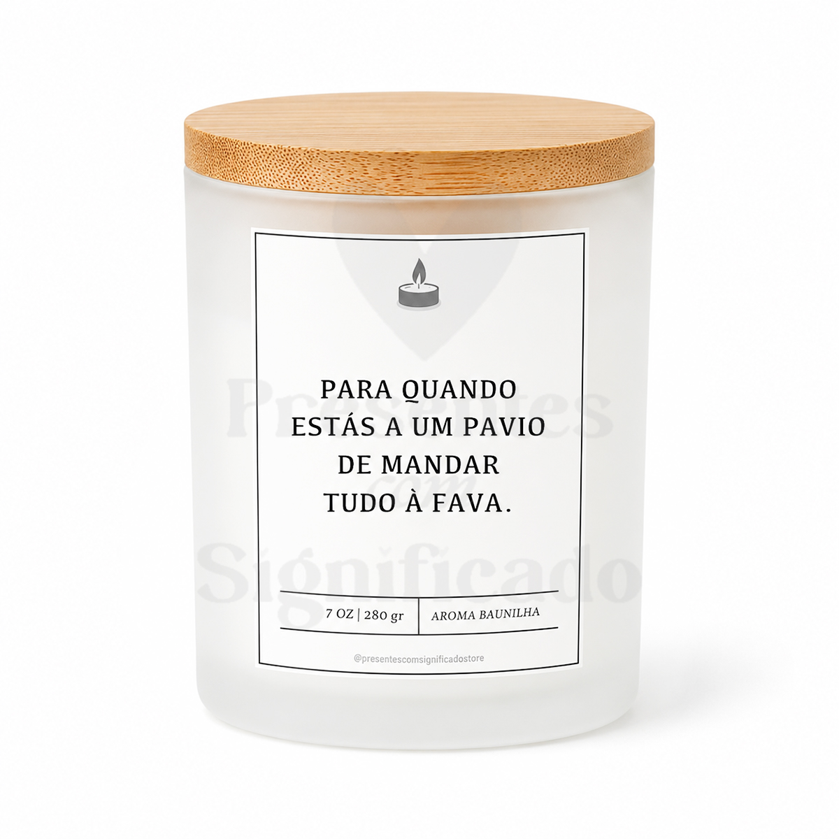 Vela de baunilha "Para quando estás a um pavio de mandar tudo à fava" Vela decorativa em vidro fosco com tampa de madeira e texto em português no rótulo.