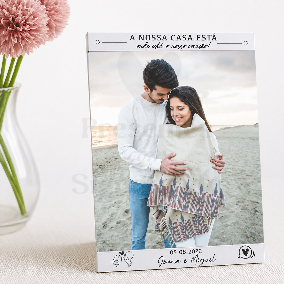 Moldura vertical (3 tamanhos disponíveis) Porta-fotos branco com moldura personalizada com texto e foto de casal na praia.