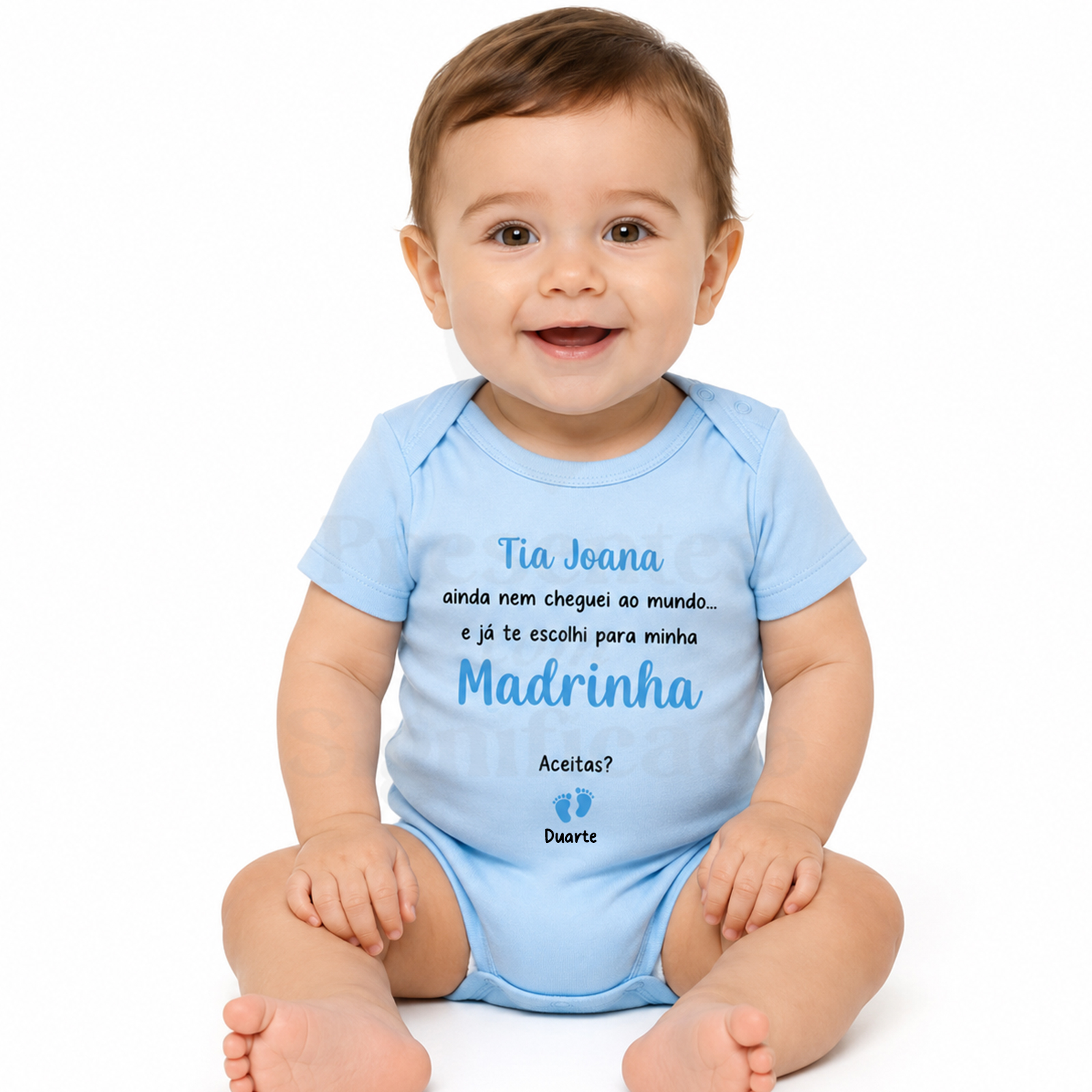 Body bebé manga curta - Convite Madrinha/Padrinho Body azul claro para bebé com texto personalizado e bebé sentado a sorrir