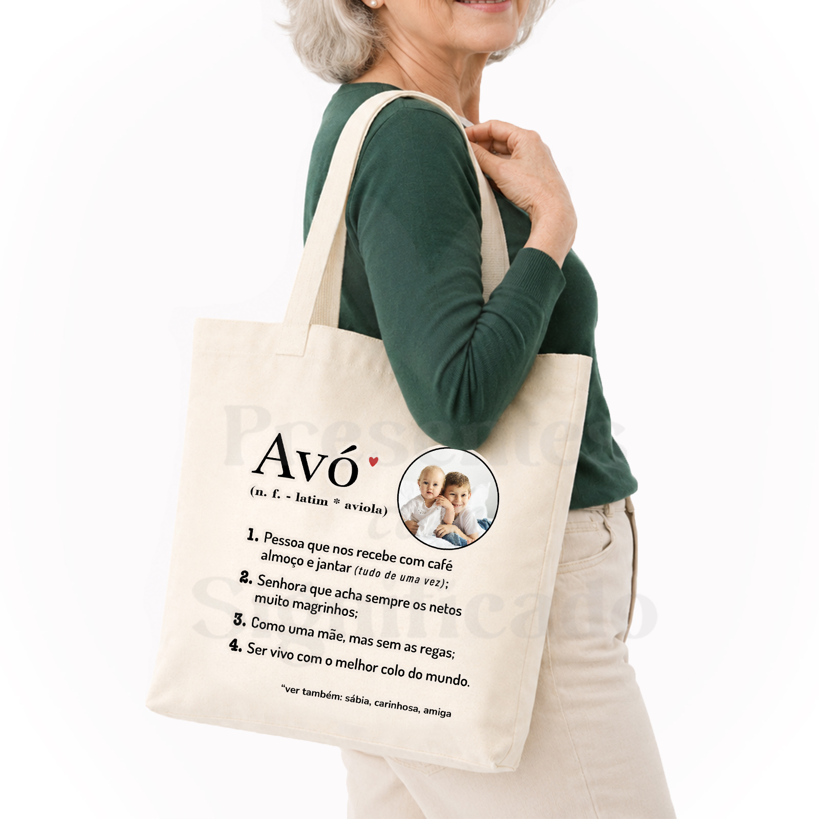 Saco/tote bag - definição de Avó Saco de tecido bege com texto e foto de crianças, usado por mulher de camisa verde