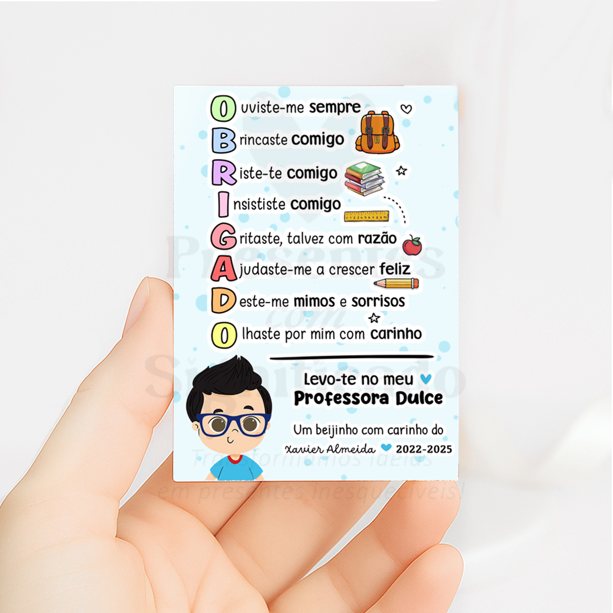 Íman retangular - Agradecimento Cartão com texto dedicado a professora com ilustração de criança e ícones escolares.