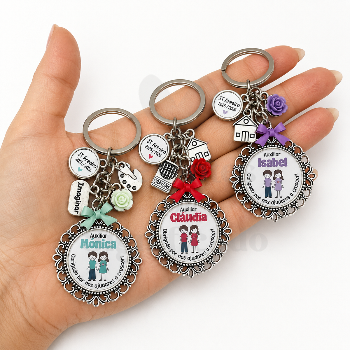 Porta-chaves de metal (só frente) Chaveiros personalizados com nomes e elementos escolares em mão