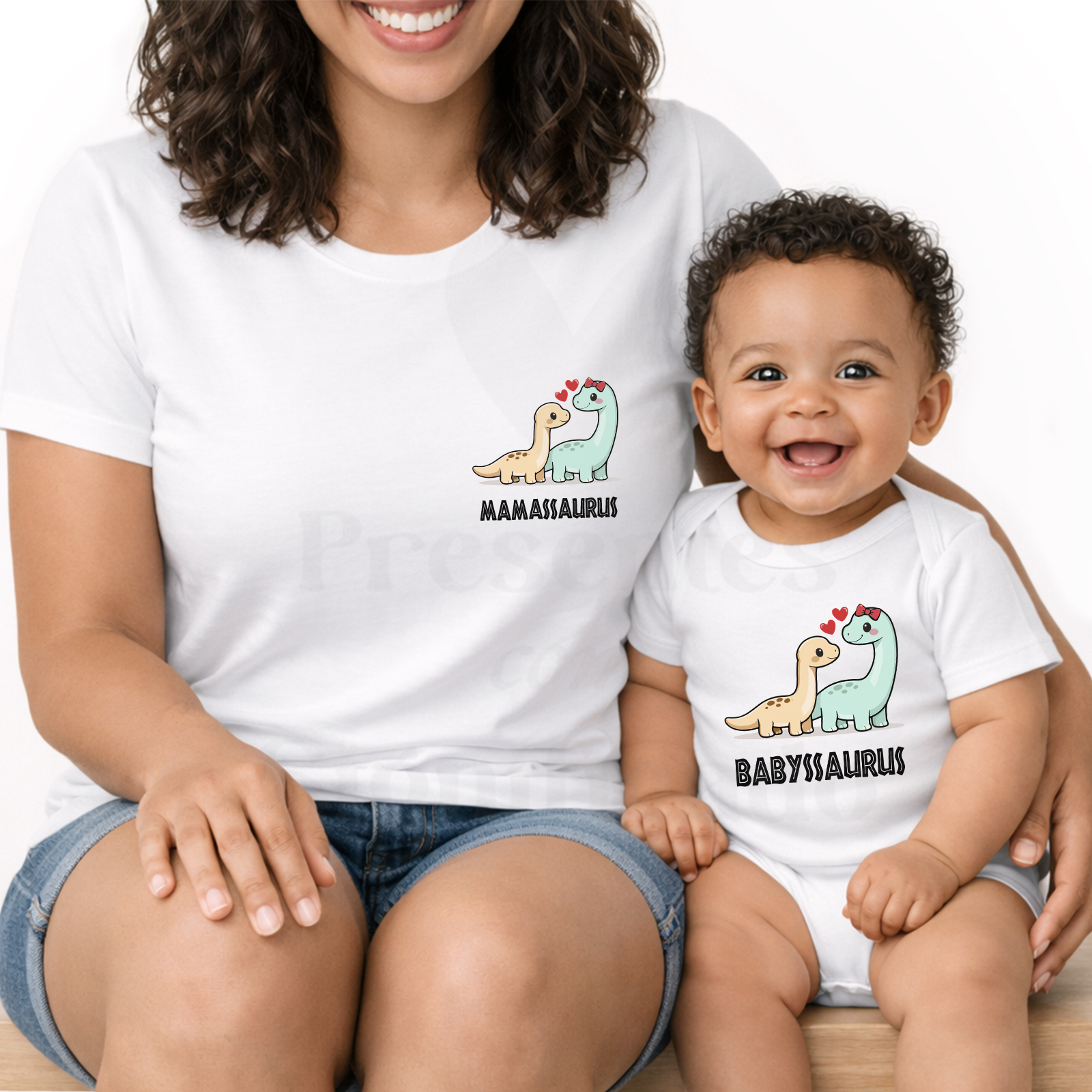 Conjunto Mãe e Filho(a) Personalizado - Mamassaurus / Minissaurus /Babyssaurus T-shirts brancas para mãe e bebé com dinossauros e texto MAMASSAURUS e BABYSAURUS