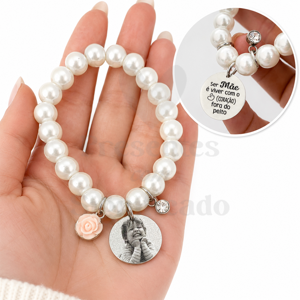 Pulseira de pérolas com foto-gravação Pulseira perolada branca com pendentes decorativos e texto em português