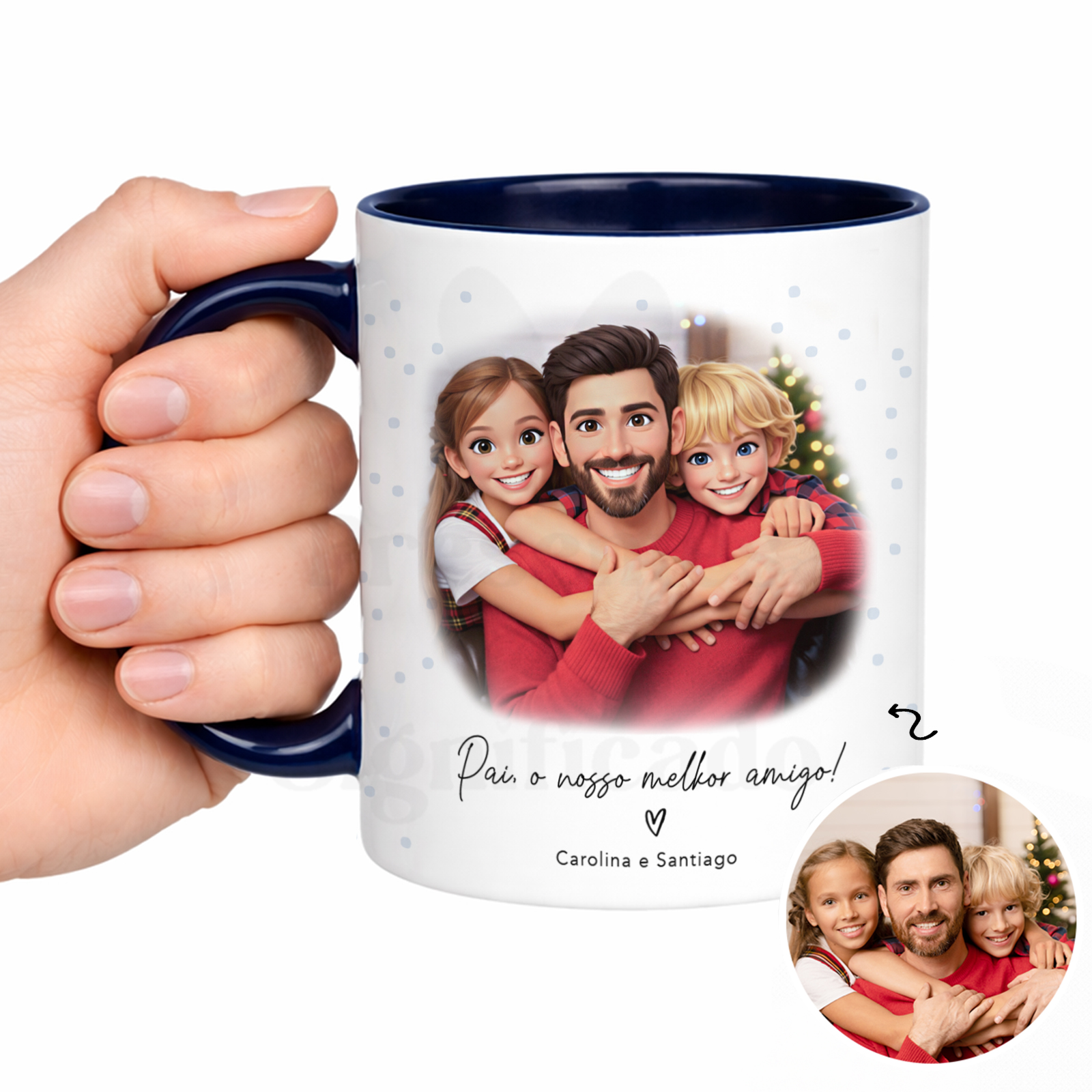 Caneca Pixar (a tua foto convertida em ilustração) Caneca branca com caricatura de pai com duas crianças e texto personalizado em português.