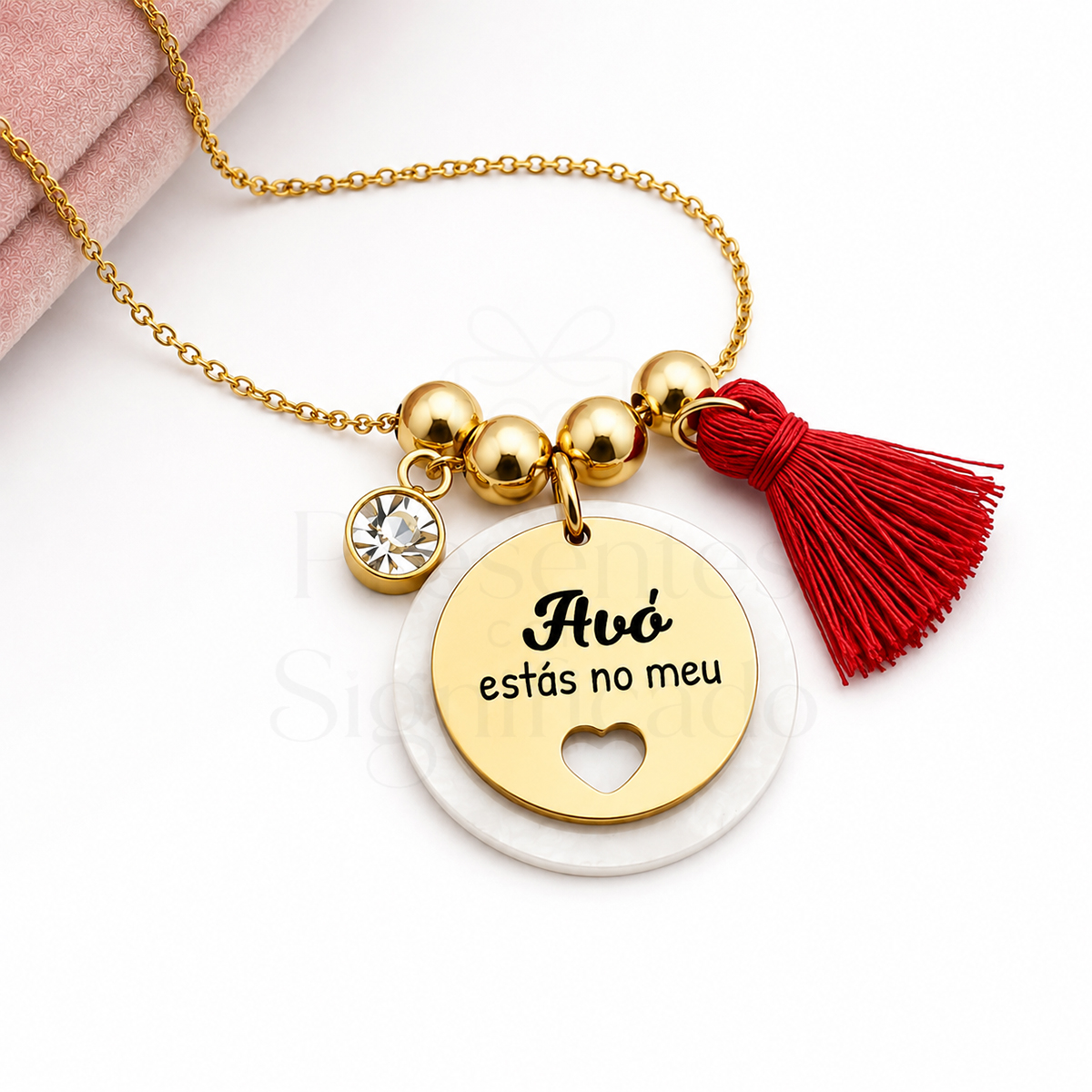 Colar Personalizado com Madrepérola e Pompom Colar dourado com pendentes redondos, pedante pedra branca, tassel vermelho