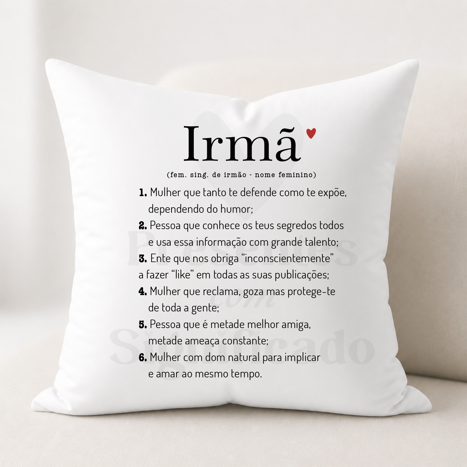 Fronha/Almofada - Irmã Almofada branca com texto em português sobre o significado da palavra Irmã e um coração vermelho.