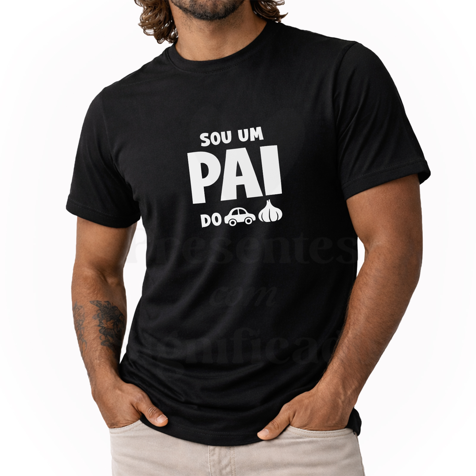 T-shirt - Sou um pai do c*r*lho Homem vestindo t-shirt preta com texto branco e desenhos de carro e alho.
