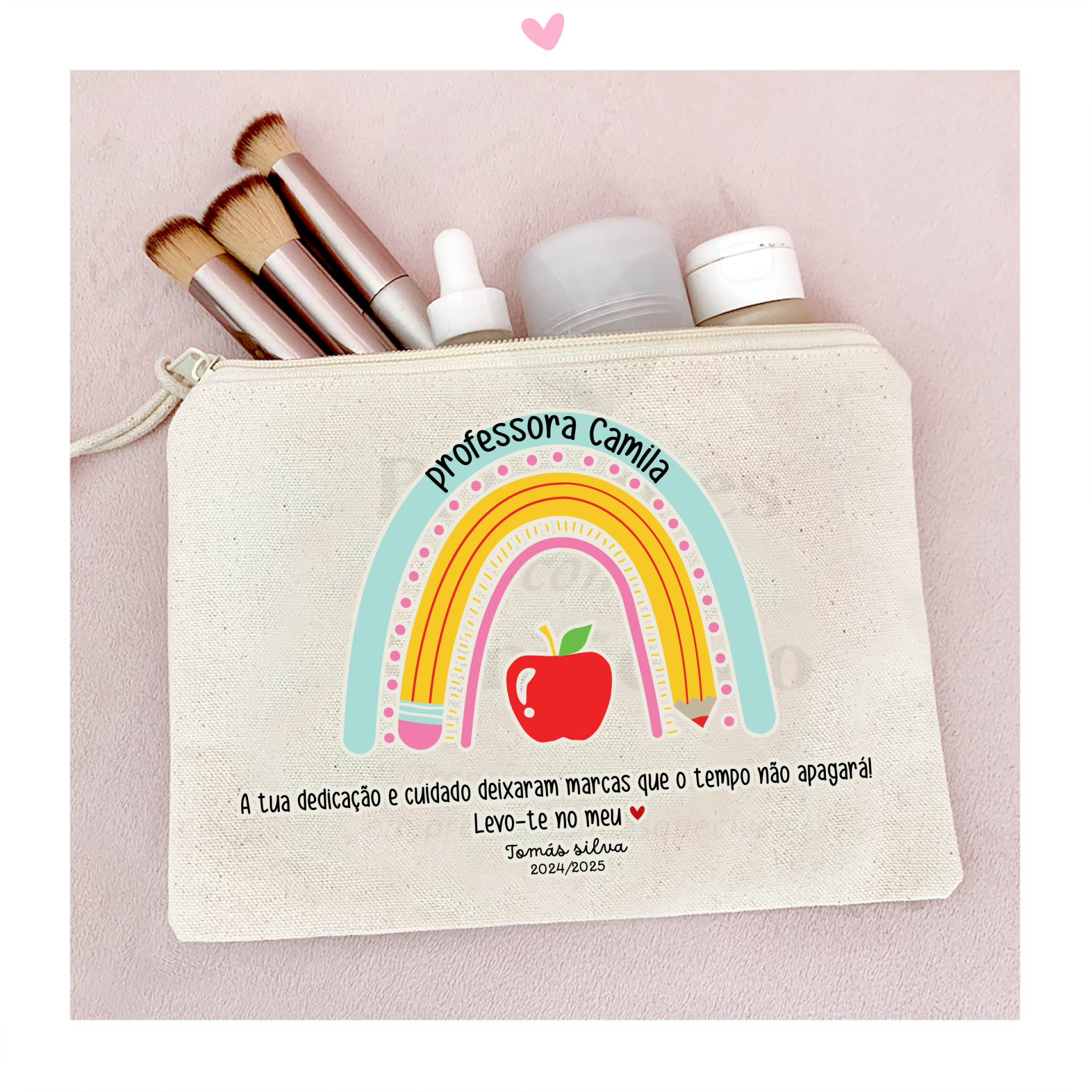 Bolsa de algodão - Professora/Educadora/Auxiliar Estojo bege com pincéis e cosméticos com estampa colorida e texto em português.