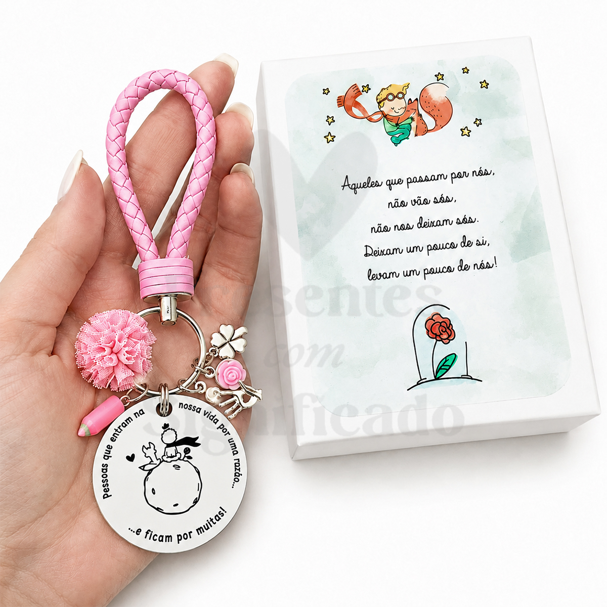 Porta-chaves fita tipo couro personalizado (design Principezinho) Chaveiro com cordão rosa e pendentes com texto em português ao lado de caixa ilustrada