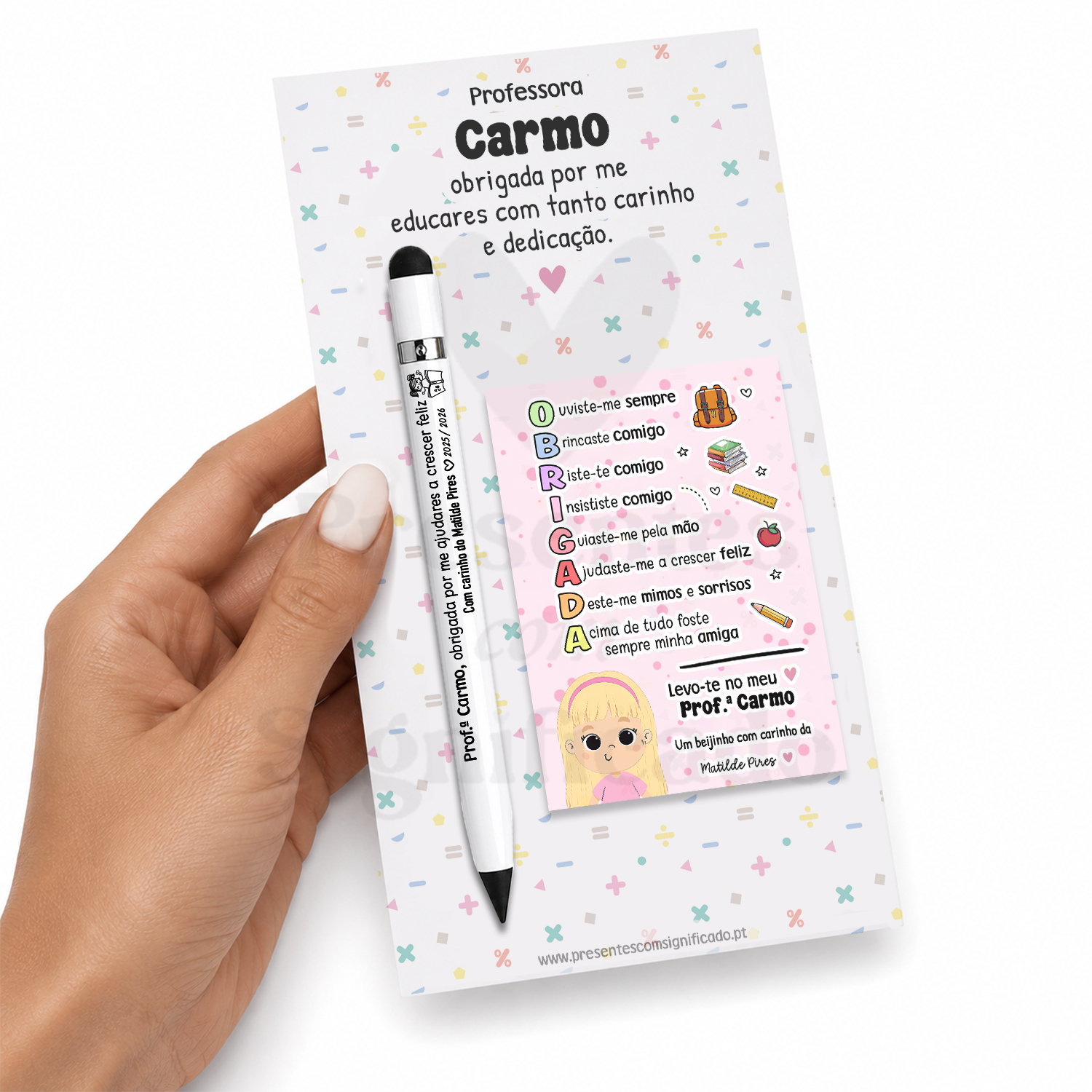 Kit Escolar - Lápis infinito e Íman Bloco de papel decorado com símbolos matemáticos, caneta branca preta, texto a agradecer professora Carmo.