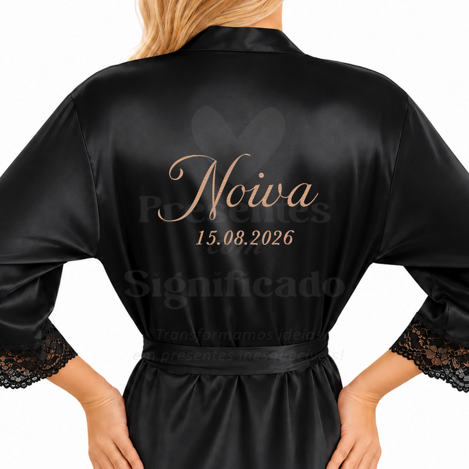 Robe acetinado c/ renda (preto) Robe preto de cetim com inscrição dourada Noiva e data na parte de trás