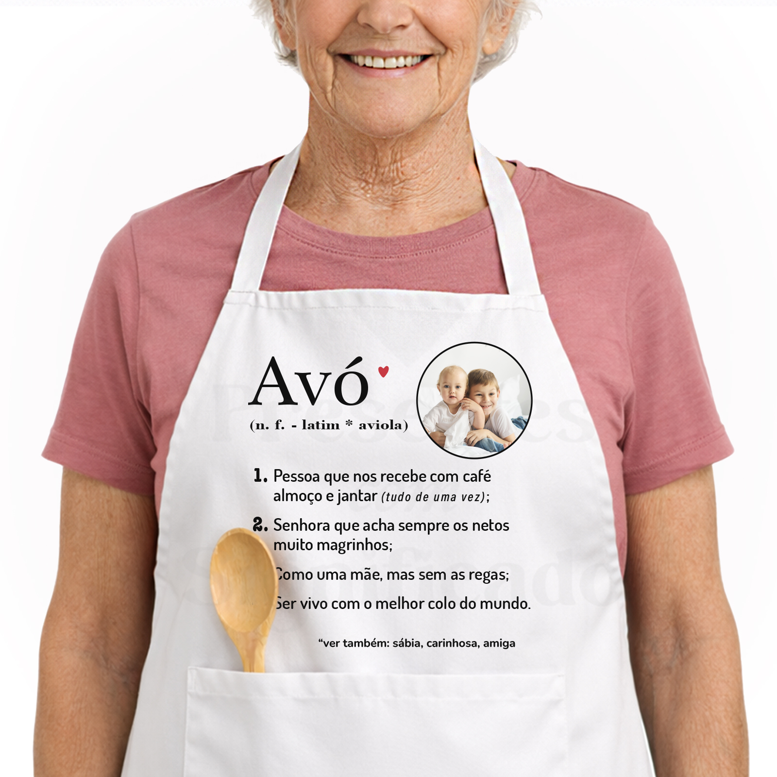 Avental - Avó (definição c/ foto) Avental branco com texto e foto, usado por mulher com camiseta rosa.