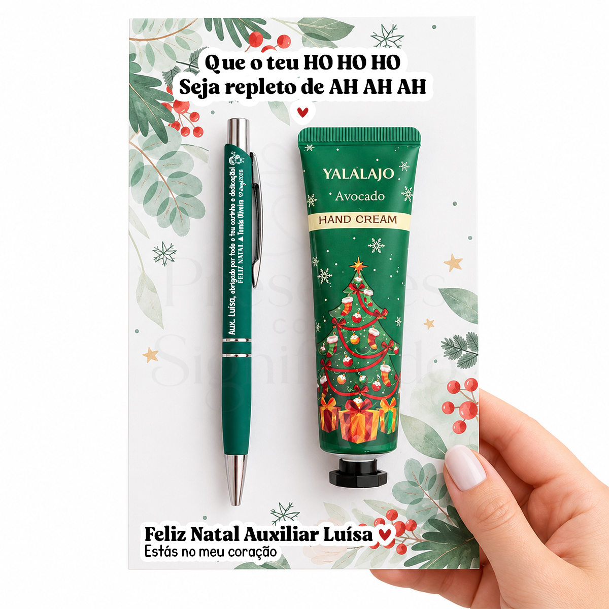 Kit de Natal Personalizado com Caneta e Creme – Verde Caneta verde e creme de mãos em cartão natalício com decoração de folhas e bagas vermelhas