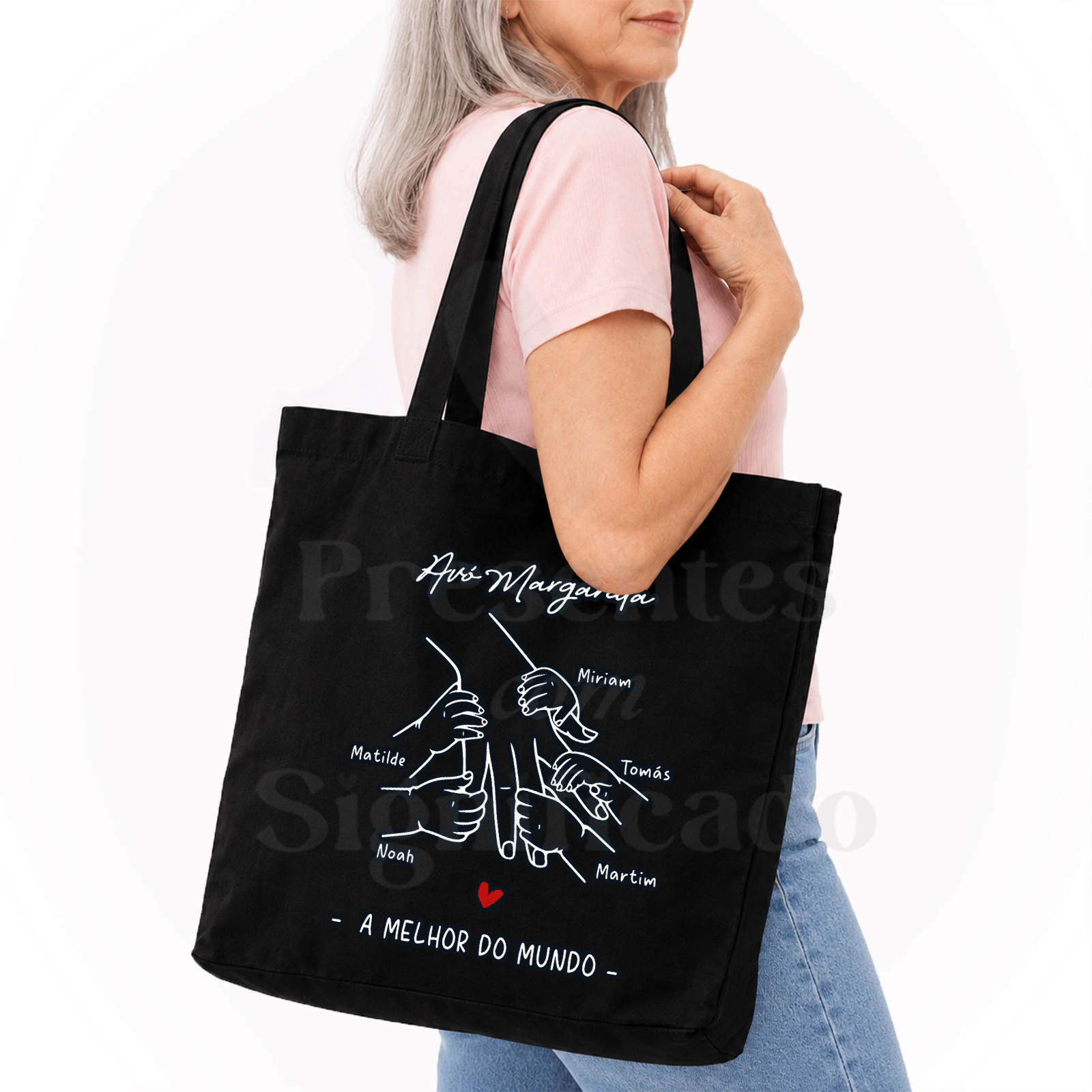 Saco/tote bag - Mãe/Avó com mãos e nomes Saco de pano preto com desenho de mãos e texto em português
