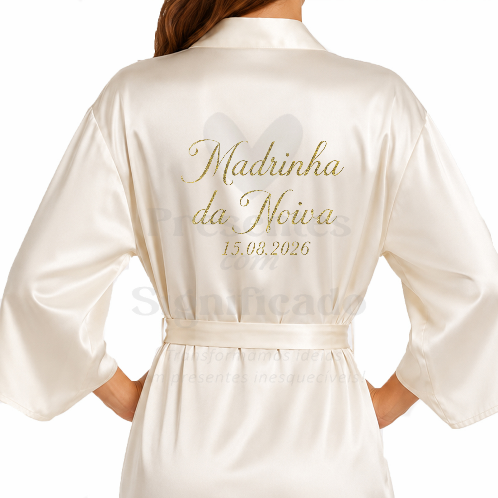Robe acetinado (branco pérola) Robe de cetim branco com texto dourado nas costas