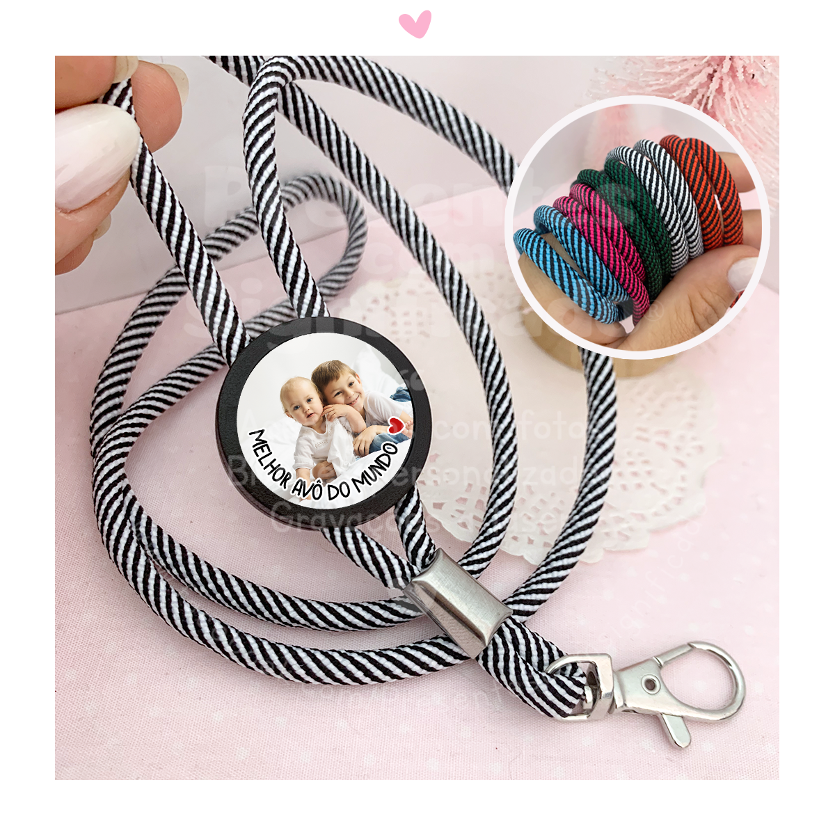 Fita de pescoço Cordão para crachá listrado com pendente personalizado com foto e texto