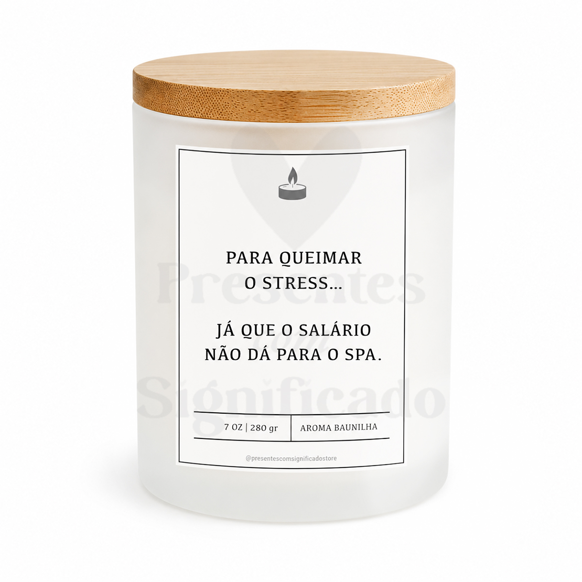 Vela de baunilha "Para queimar o stress… já que o salário não dá para o spa" Vela aromática com tampa de madeira e frase impressa na etiqueta.