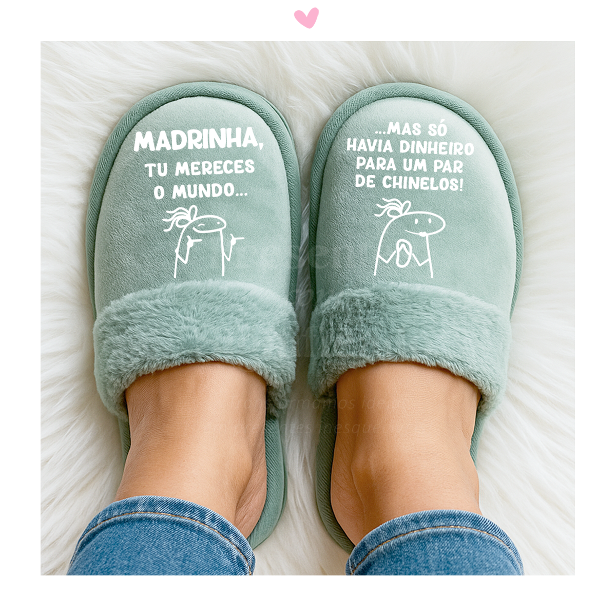 Chinelos de mulher verde água personalizados (sola EVA/espuma) Chinelos de pano verde-água com texto em branco para madrinha sobre fundo branco felpudo