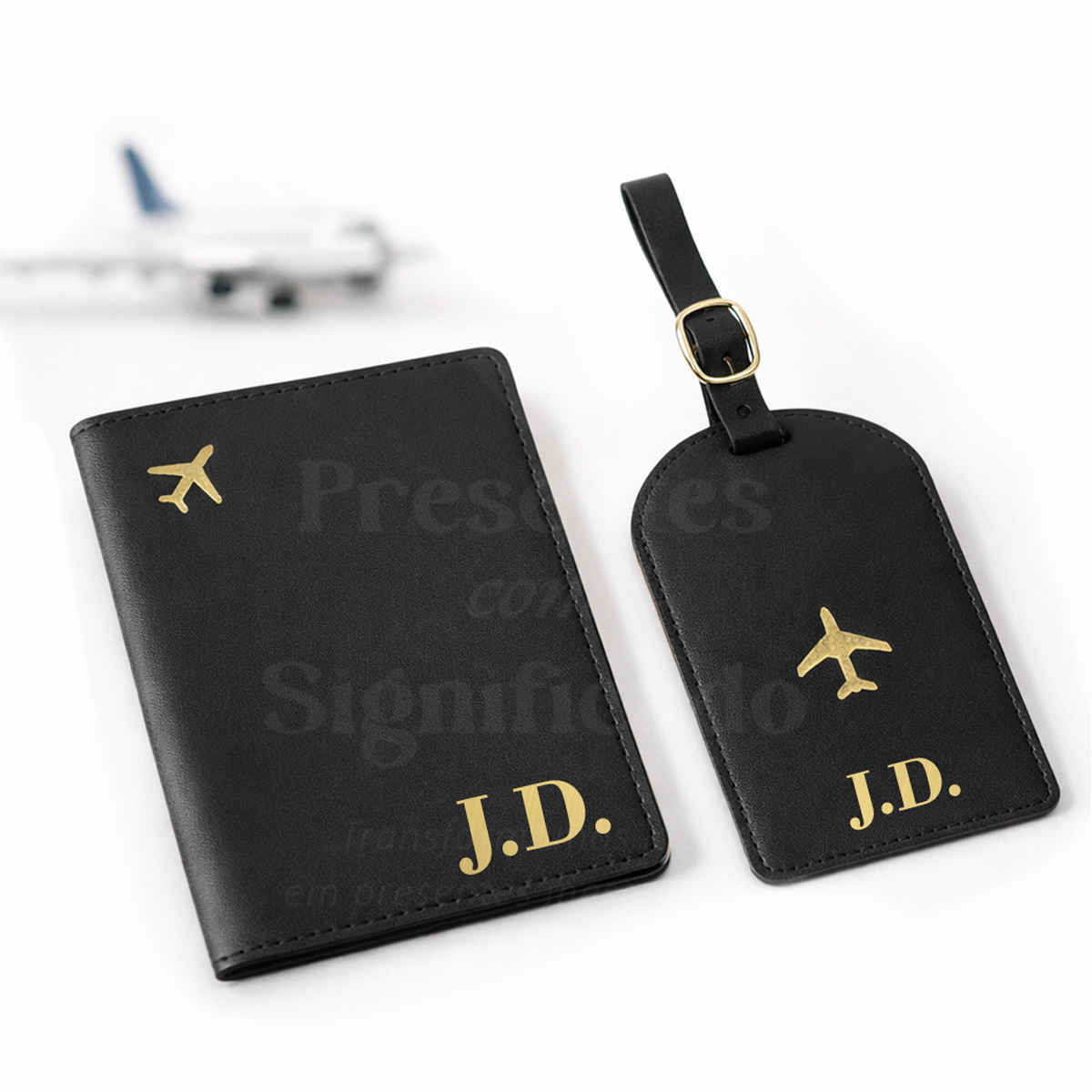 Conjunto Capa para passaporte + Identificador de mala personalizados - Preto Conjunto de capa de passaporte e etiqueta de bagagem em couro preto com símbolos dourados e letras J.D.