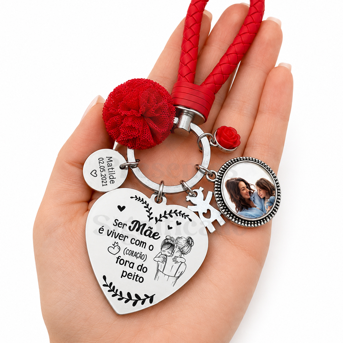 Porta-chaves fita tipo couro c/ foto e texto Porta-chaves personalizado com pendentes metálicos e elementos vermelhos