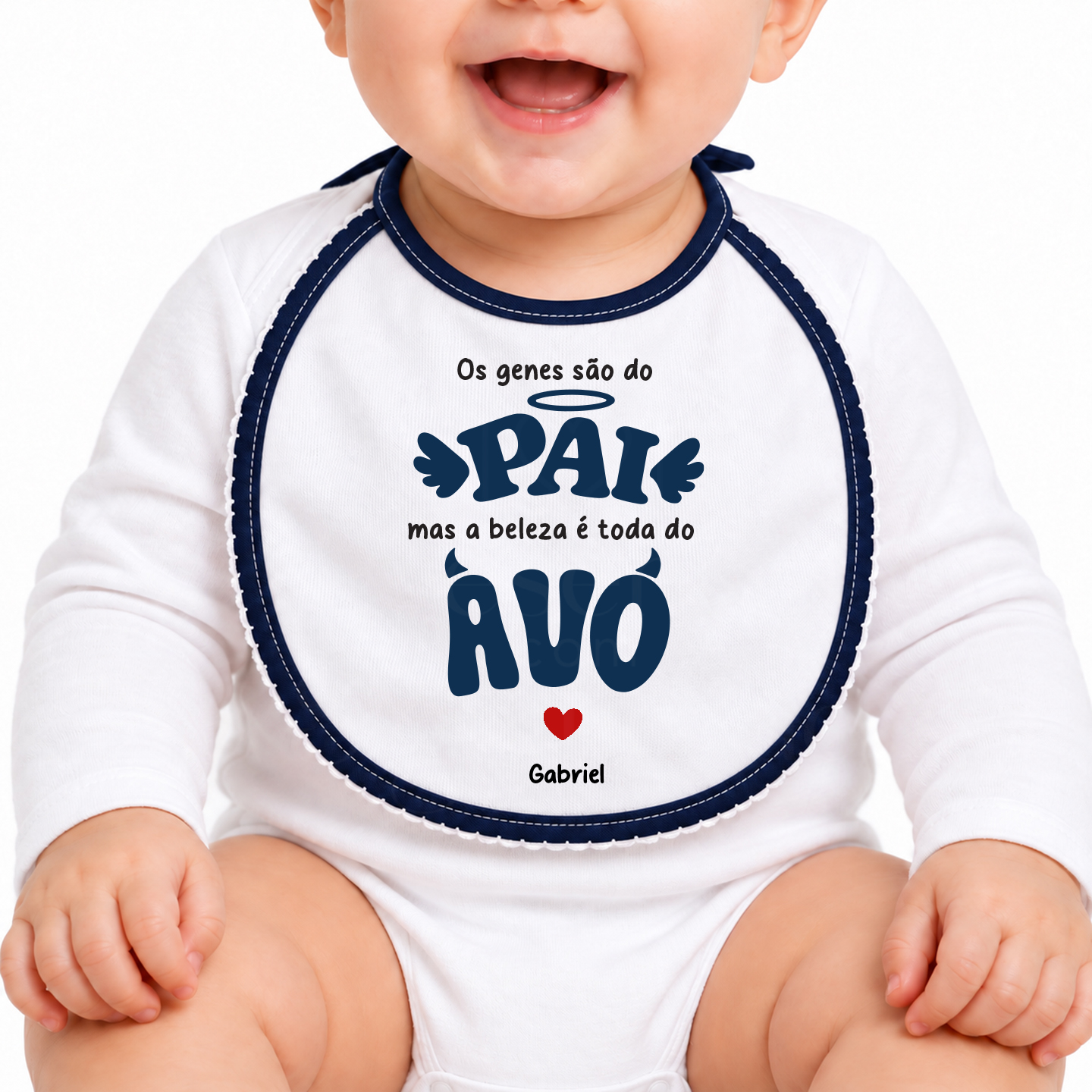 Babete Personalizado – Os Genes São de Família Babete branco com borda azul escura para bebé com texto em português