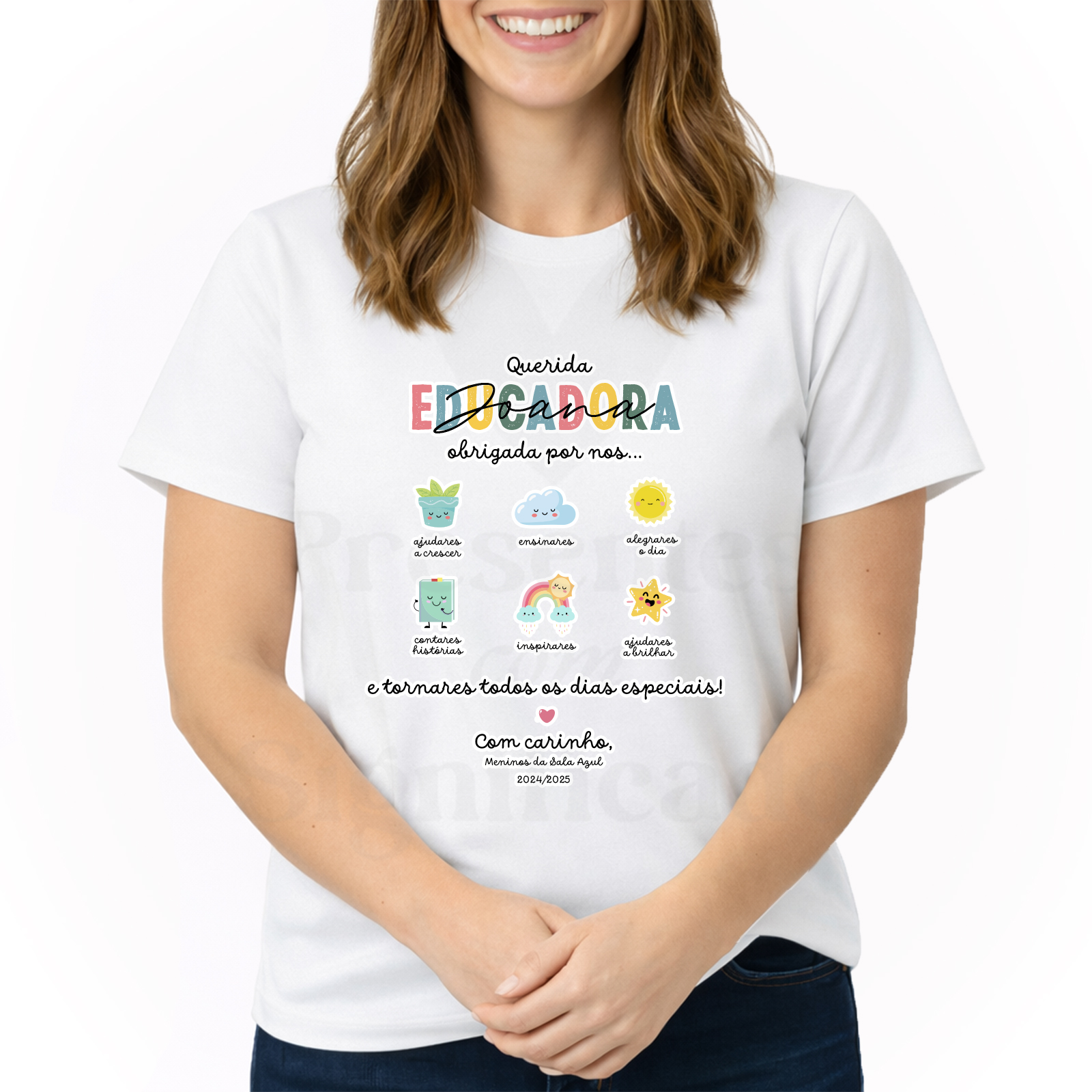 T-shirt Educadora/Professora (especial agradecimento) T-shirt branca com texto e ilustrações coloridas