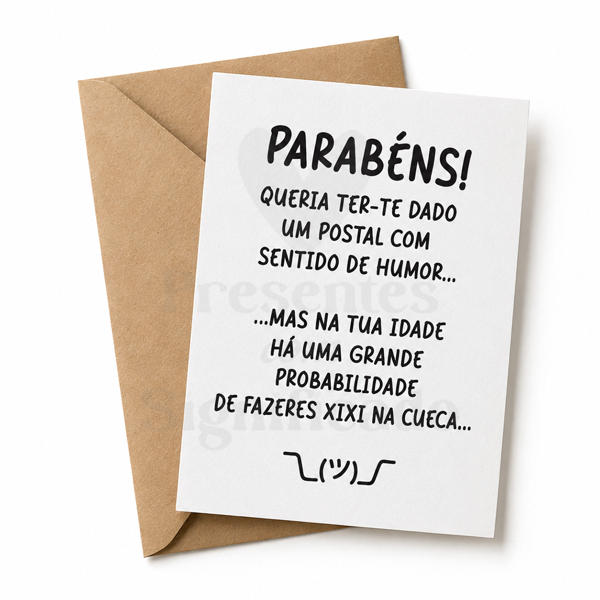 Postal de aniversário - Sentido de humor Postal de aniversário em português com mensagem humorística e envelope castanho