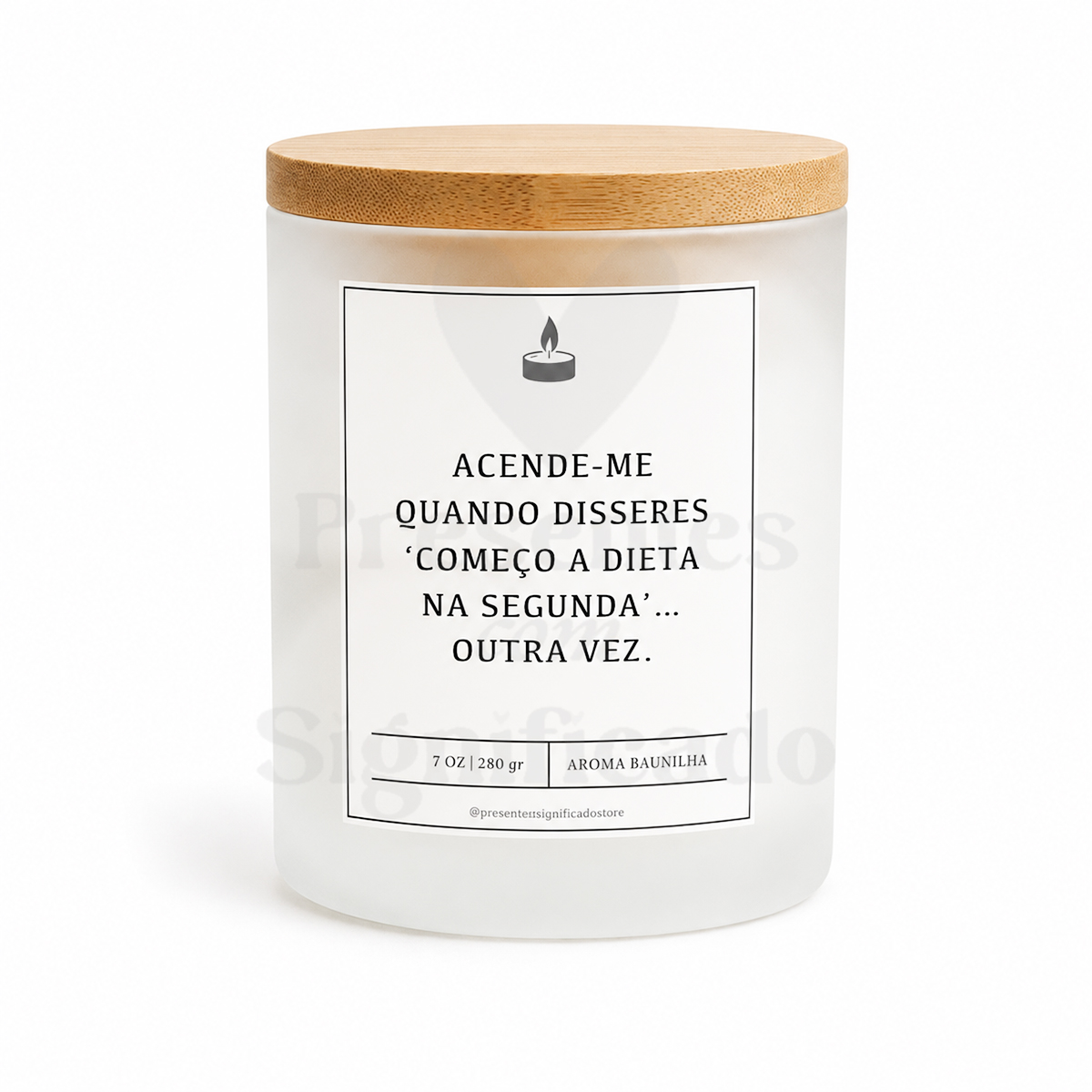 Vela de baunilha "Acende-me quando disseres ‘começo a dieta na segunda’… outra vez." Vela aromática com tampa de madeira e etiqueta com texto em português.