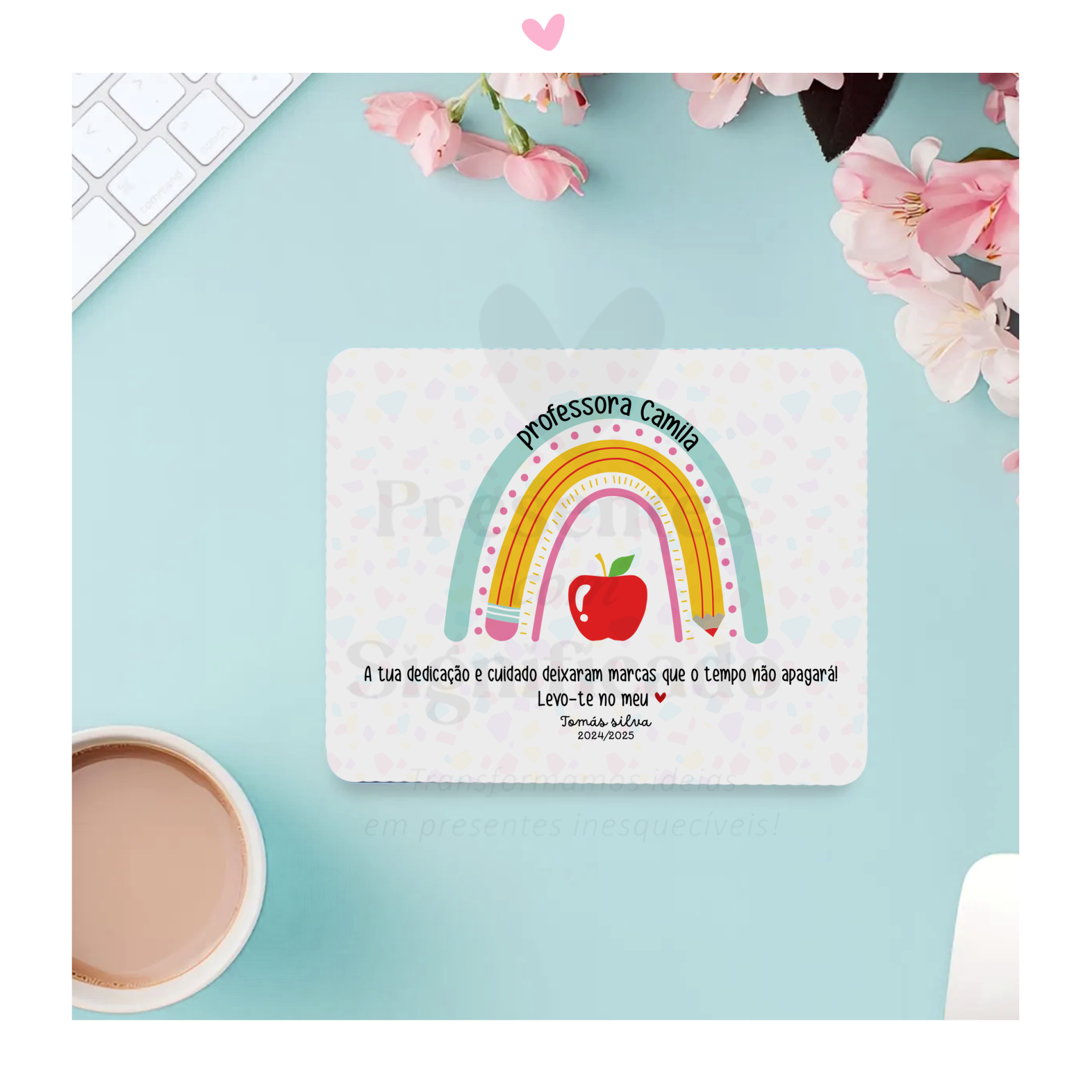 Tapete de rato - Especial Agradecimento Cartão personalizado com arco-íris, maçã vermelha e mensagem para professora, rodeado por flores, teclado e chá.