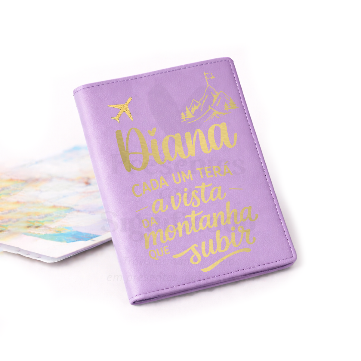 Capa para passaporte personalizada - Lilás Capa de passaporte roxa com texto dourado e decoração de avião e montanha.