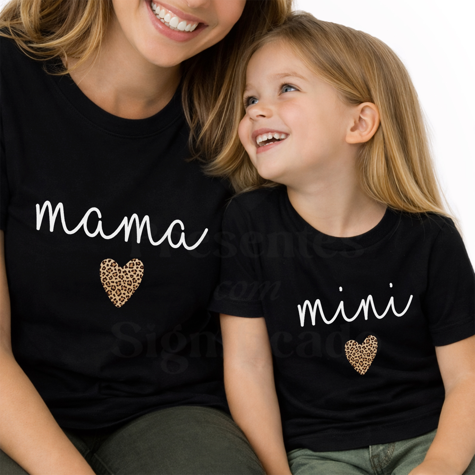 Conjunto Mãe e Filho(a) Personalizado - Mama / Mini Duas t-shirts pretas com texto mama e mini e corações com padrão de leopardo