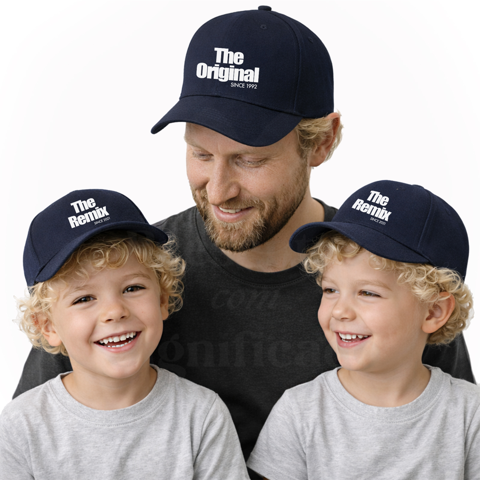 Conjunto de bonés - The Original / The Remix Homem e duas crianças com bonés azuis com texto branco em fundo branco