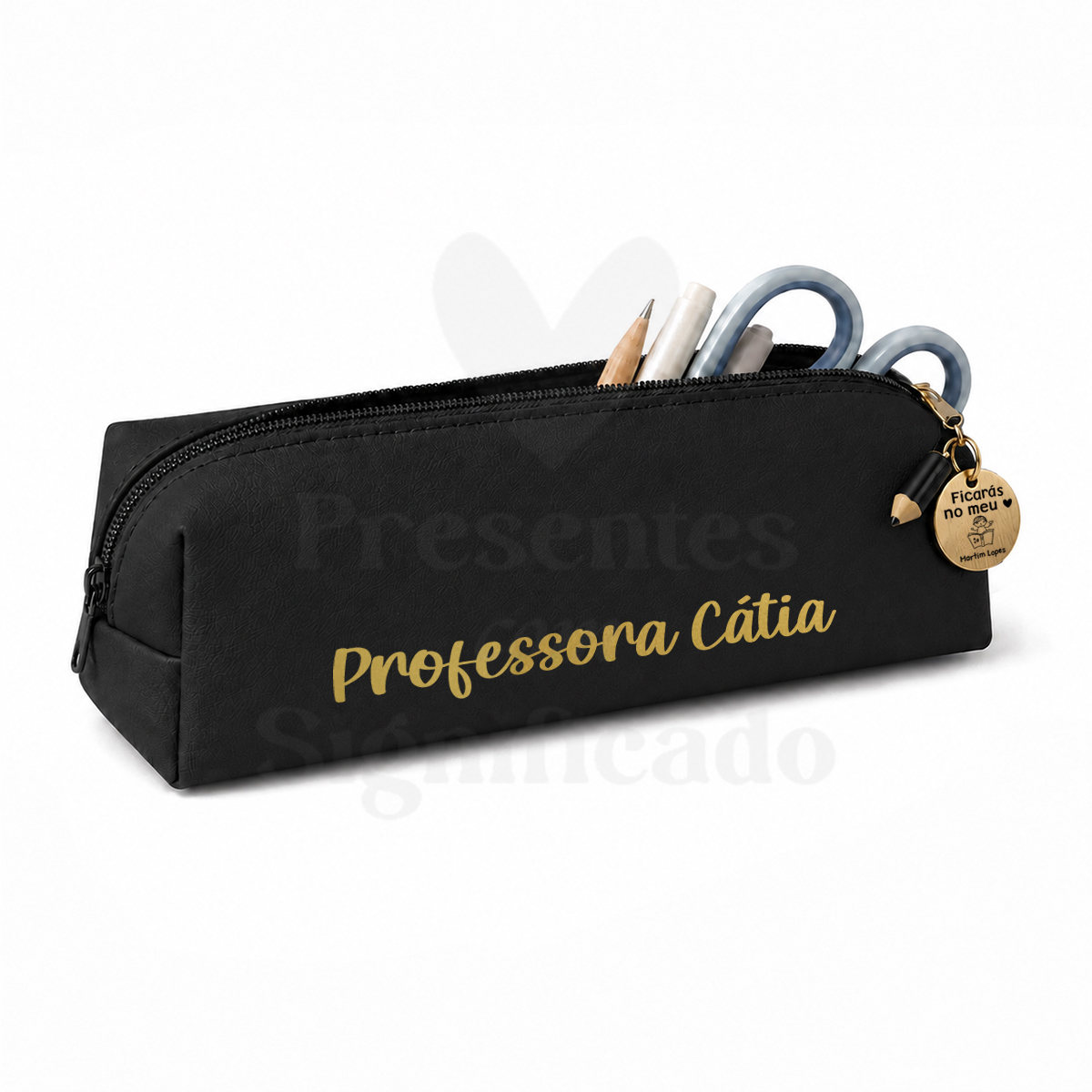 Estojo de napa personalizado (retangular) Estojo preto com texto personalizado e acessórios escolares visíveis