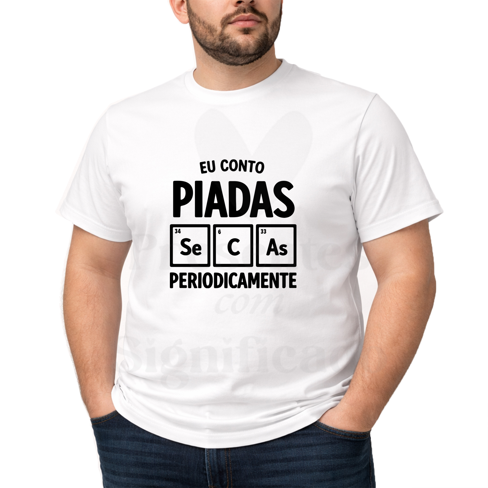 T-shirt - Eu conto piadas secas periodicamente T-shirt branca com estampa preta de tabela periódica e texto em português
