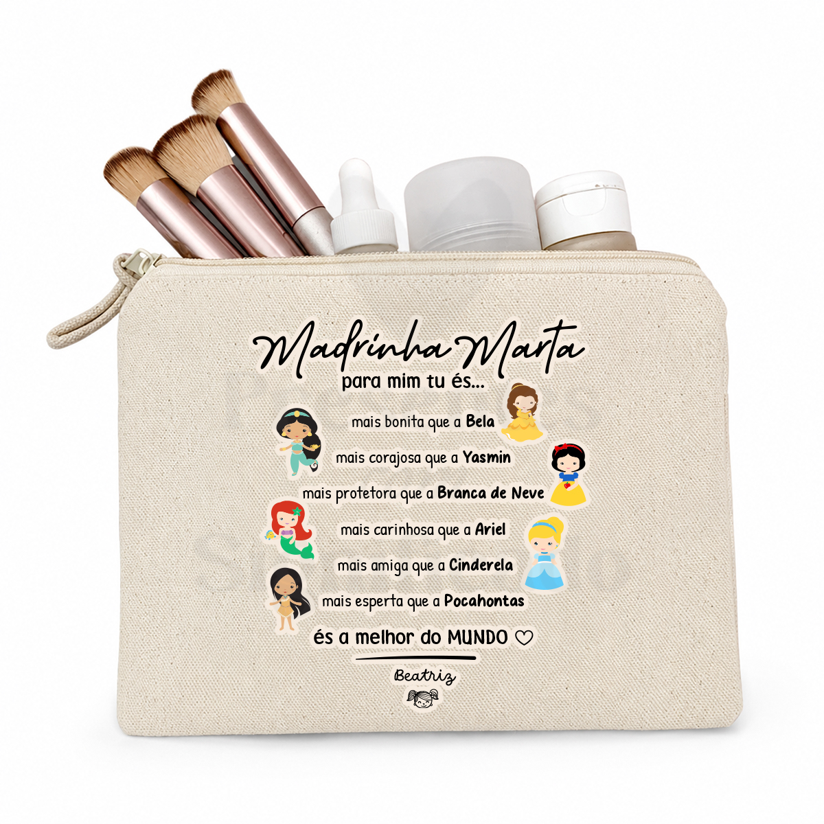 Bolsa de algodão com texto Princesas Estojo bege com pincéis de maquilhagem, frascos e texto personalizado para madrinha Marta com personagens em estilo cartoon.