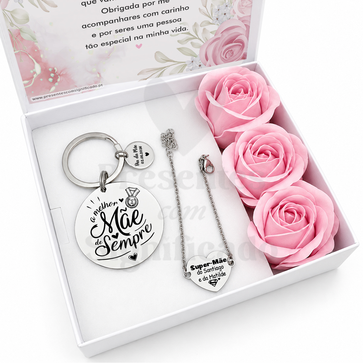 Gift box Feminina - Porta-chaves + pulseira Caixa branca aberta com conjunto de presente para mãe incluindo porta-chaves, colar com pendente de coração e três rosas cor-de-rosa artificiais