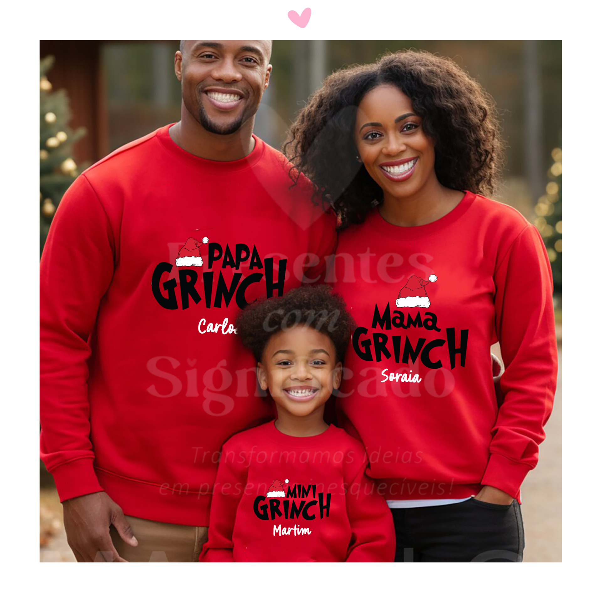 Pack Família Camisolas de Natal (2 adultos + 1 criança até 14a) Três pessoas vestem camisolas vermelhas com texto preto e branco 'GRINCH' e nomes próprios, usando chapéus de Natal nas estampas.