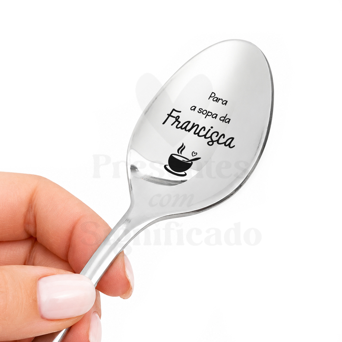 Colher - Para a sopa da(o) xxx Colher prateada gravada com texto e ícone de sopa, segura por mão com unhas pintadas.