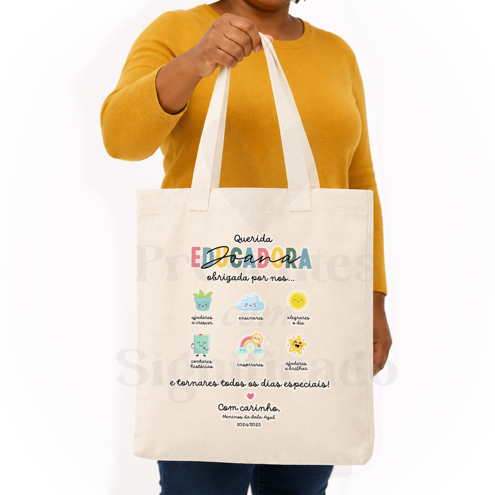 Saco/tote bag - Educadora/Professora/Auxiliar Sacola de tecido com texto e ilustrações coloridas, segurada por pessoa com suéter amarelo