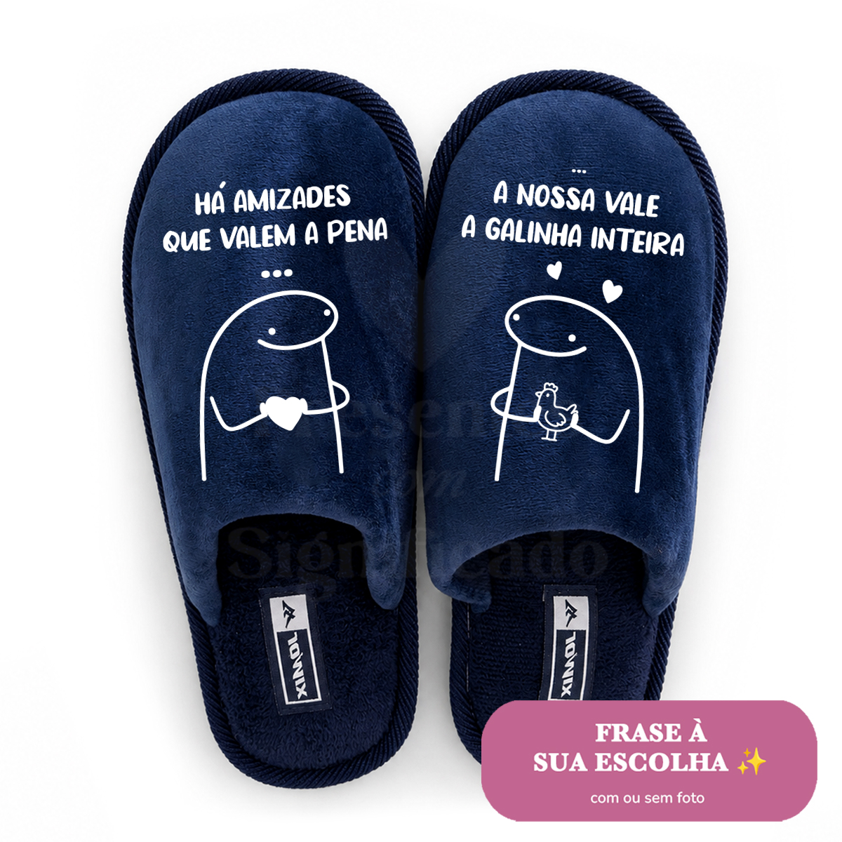 Chinelos de senhora azuis (sola alta de borracha) Par de chinelos azuis escuros com desenhos e texto branco