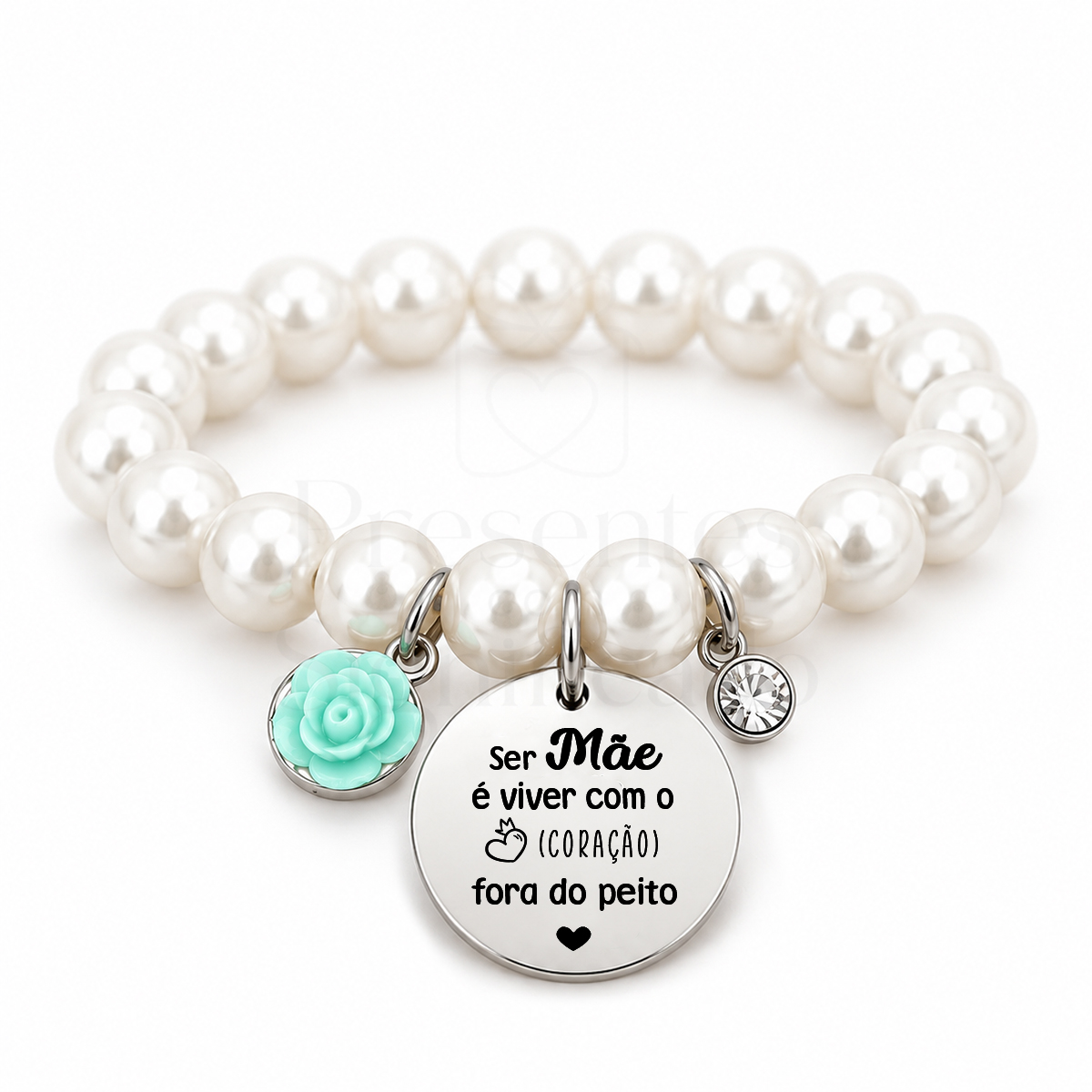 Pulseira de pérolas com medalha gravada Pulseira de pérolas brancas com pendentes, incluindo pendente redondo com texto em português e pendente com flor azul