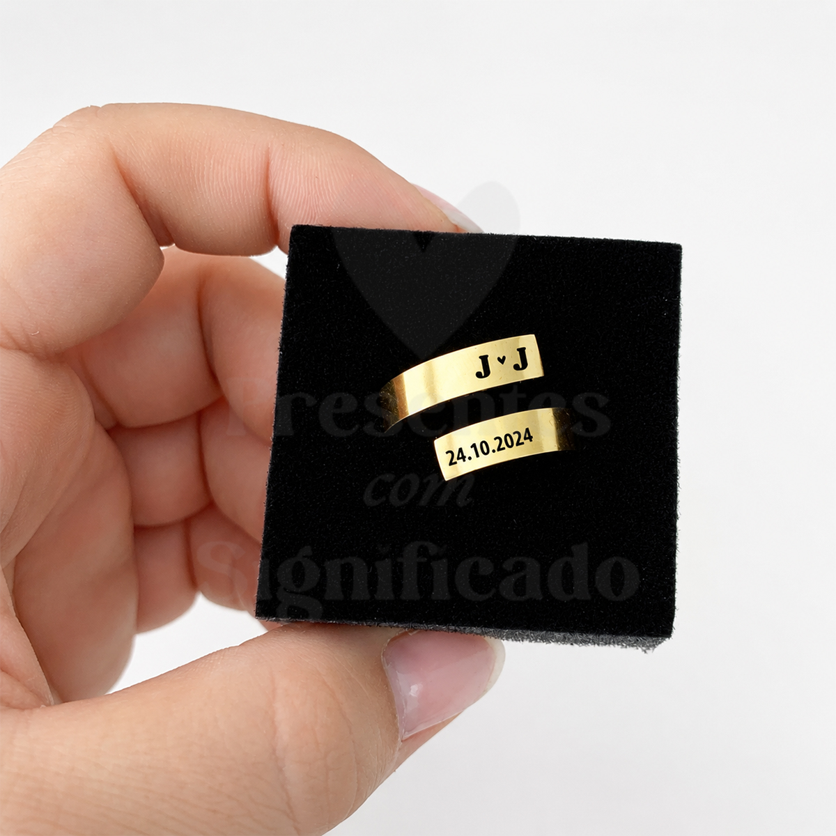 Anel espiral personalizado Pulseiras douradas personalizadas com letras e data seguradas por mão