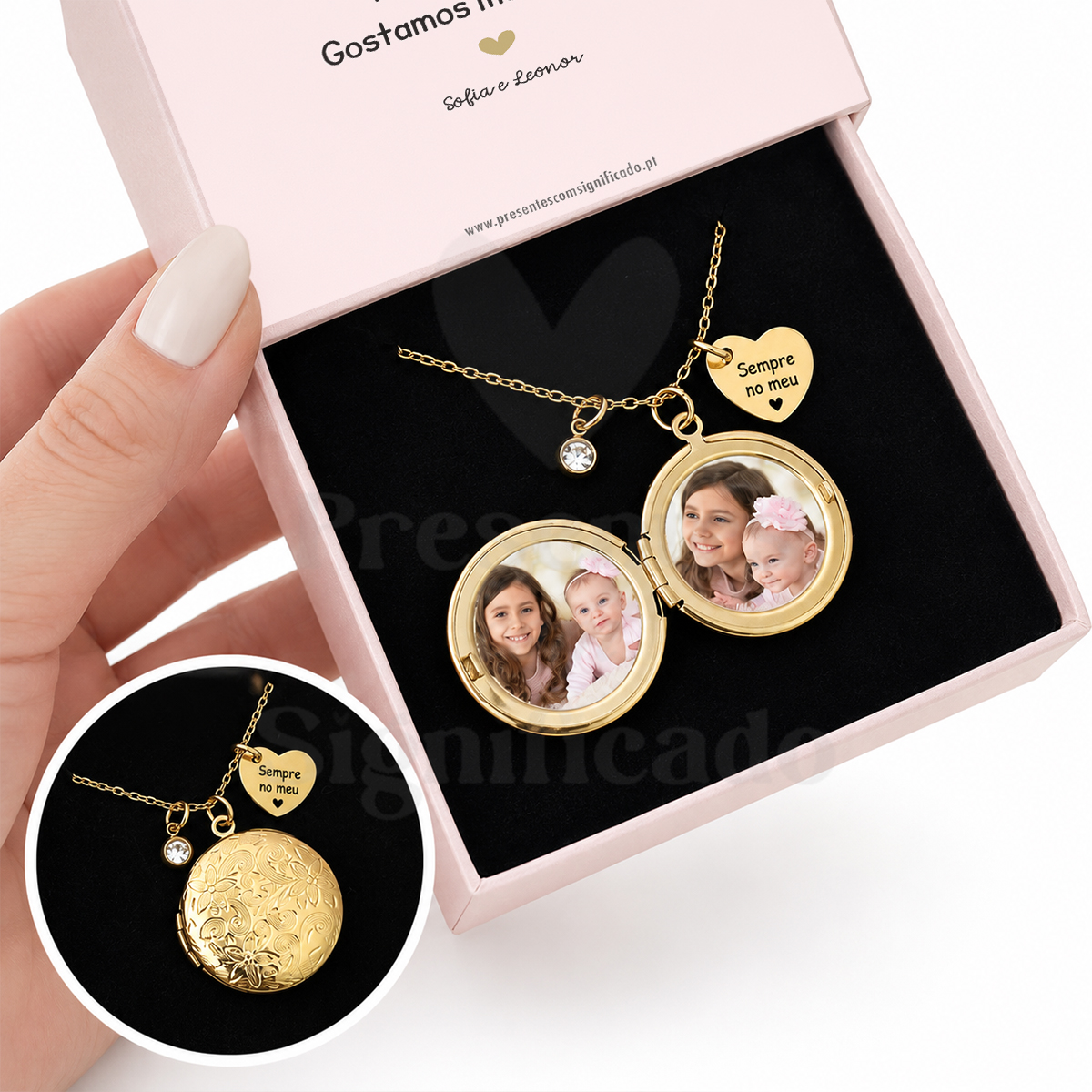 Colar aço inox. medalhão redondo floral Colar dourado com medalhão e pingentes numa caixa rosa.